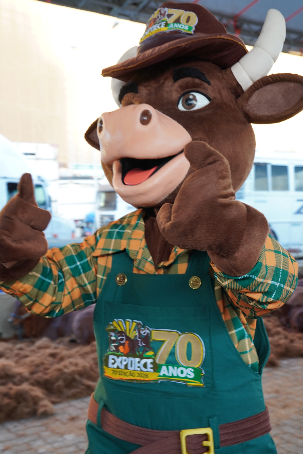 Mascote da Expoece com o logo dos 70 anos, celebrando a 70ª edição