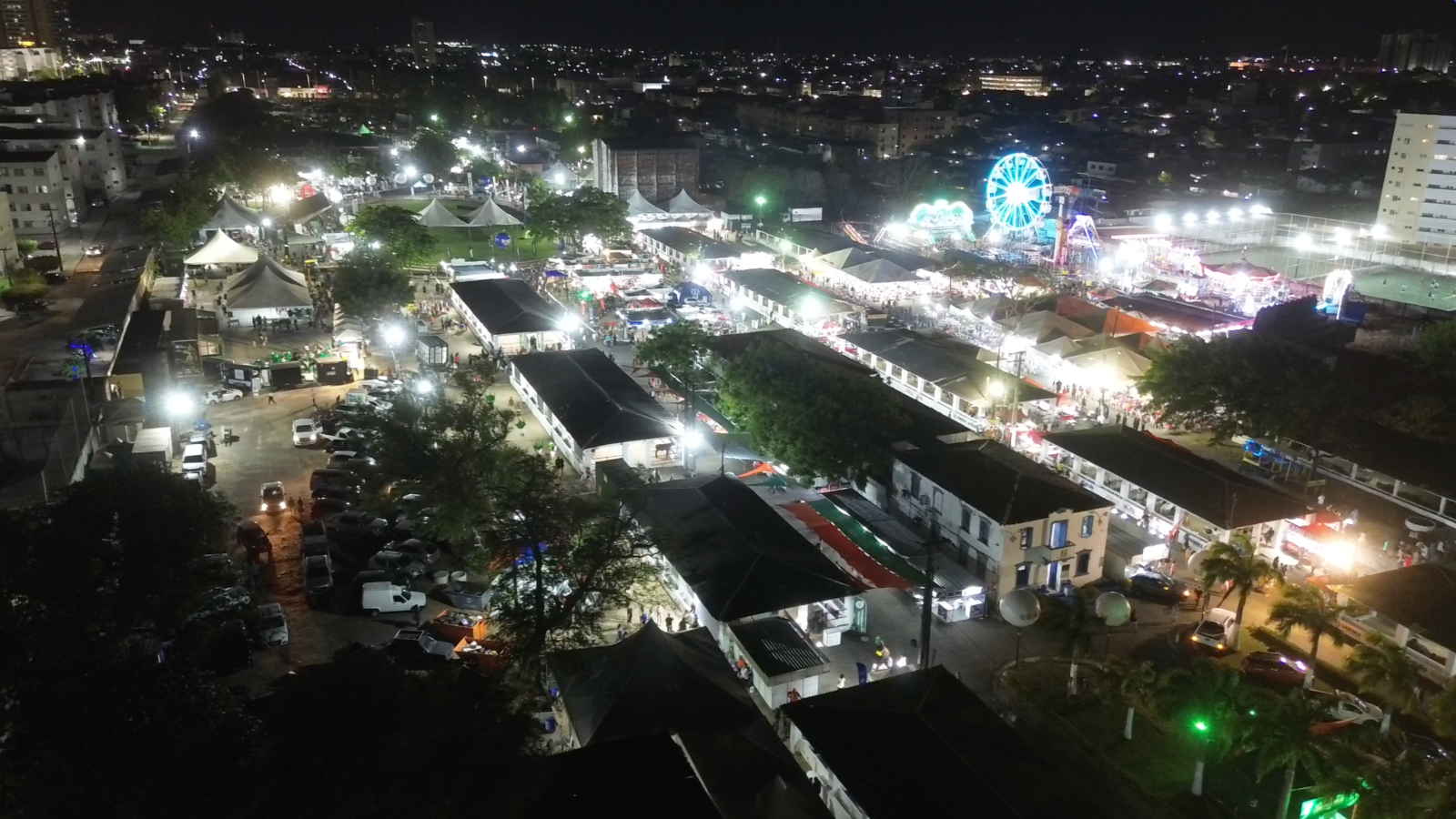 Vista aérea noturna da Expoece iluminada